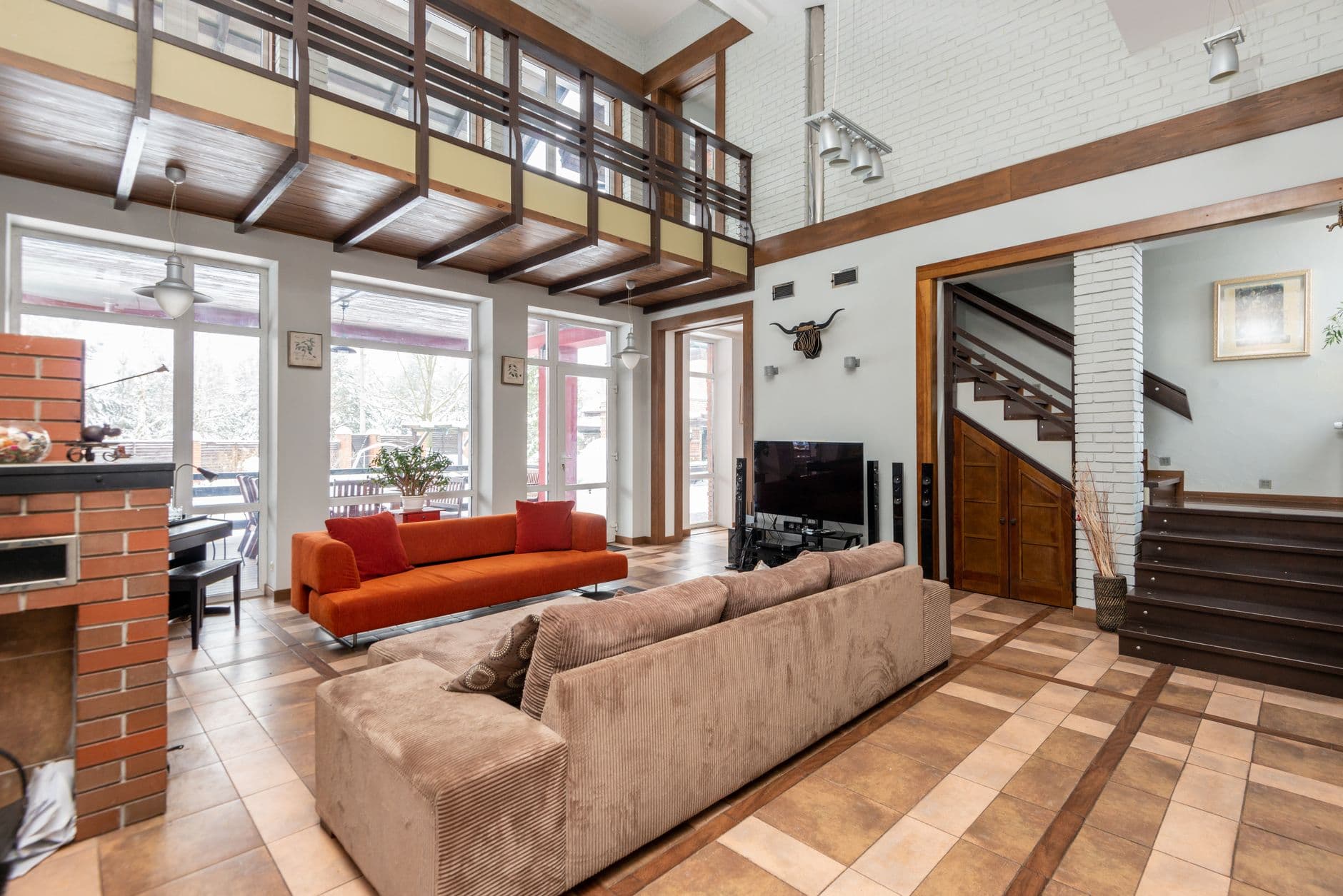 Artisan RGE posant isolation laine minerale dans combles perdus avec soufflage, chantier renovation energetique